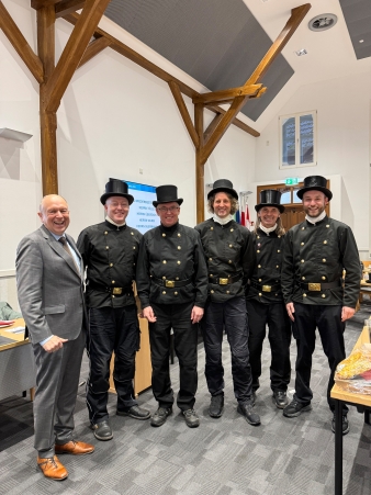 Überbringung der Neujahrsgrüße für das Jahr 2026. Mit den bevollmächtigten Bezirksschornsteinfegern des Kreises Paderborn und Annika Mehring, Gerhard Friesen, Landrat Christoph Rüther, Andrea Stern, Hartmut Schlüter, Bürens Bürgermeister Burkhard Schwuchow und Olaf Meiners, Vorsitzender der Kreisvereinigung der Schornsteinfeger (v.l.).